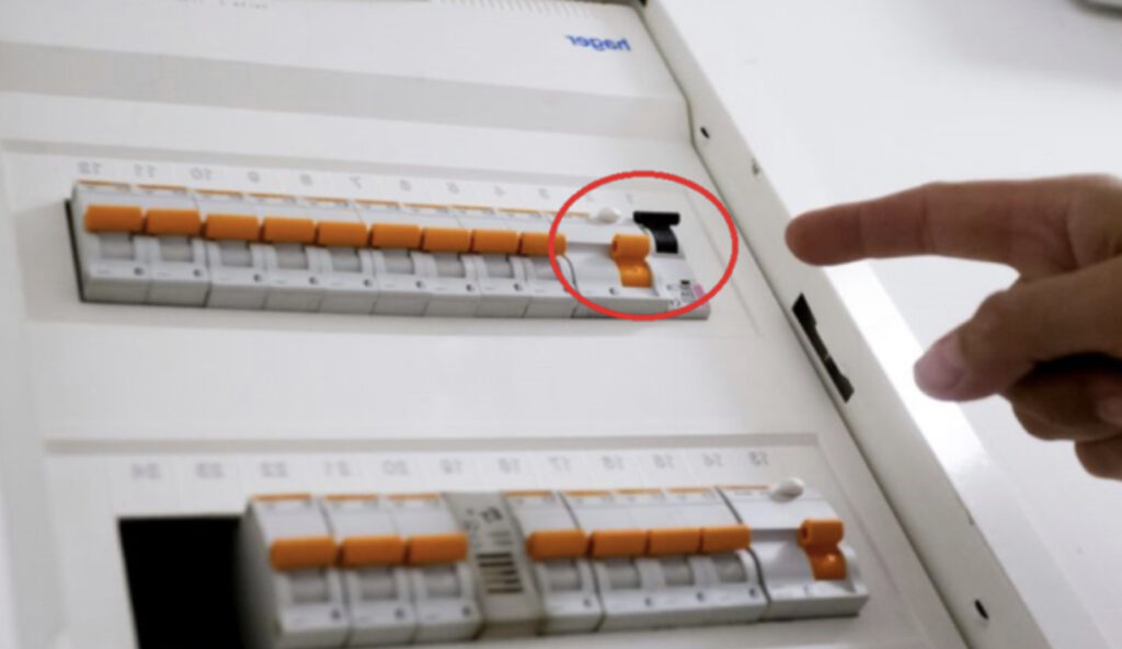 Pajìsja e cìla po u harxhon energjì elektrìke, mundohunì ta hìqnì naten nga prìza