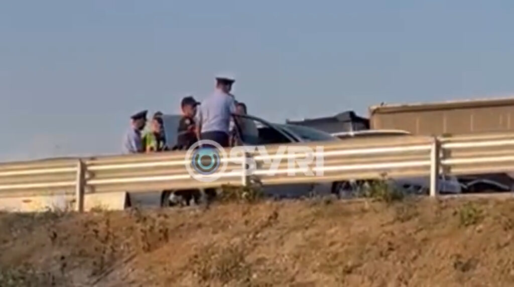 Skandal: Altin Qato Godet dhe shoqëron qytetarin në Protestë