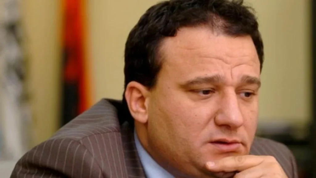 Ndahet nga jeta ish-deputeti Andis Harasani, lajmin e trishtë e dha bashkëshortja Suela Kapllani