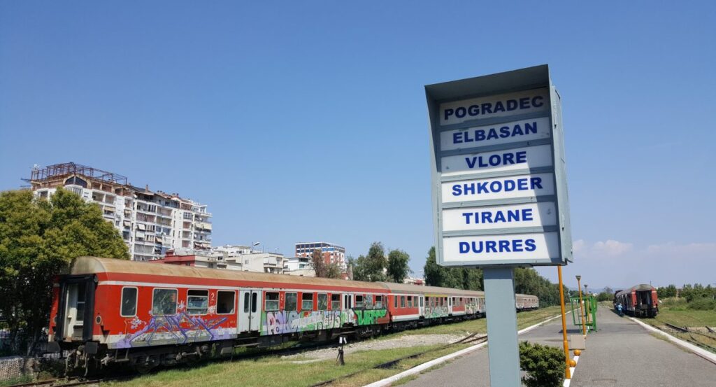 Tiranë-Durrës për 22 minuta do të ketë 11 stacione, ja kur do të jetë gati
