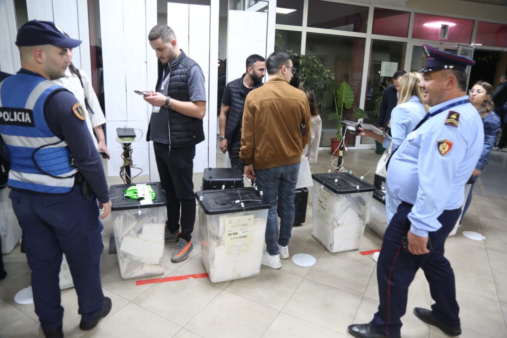 Kukës: Numërohen kutitë e para, si ndahen votat deri tani?