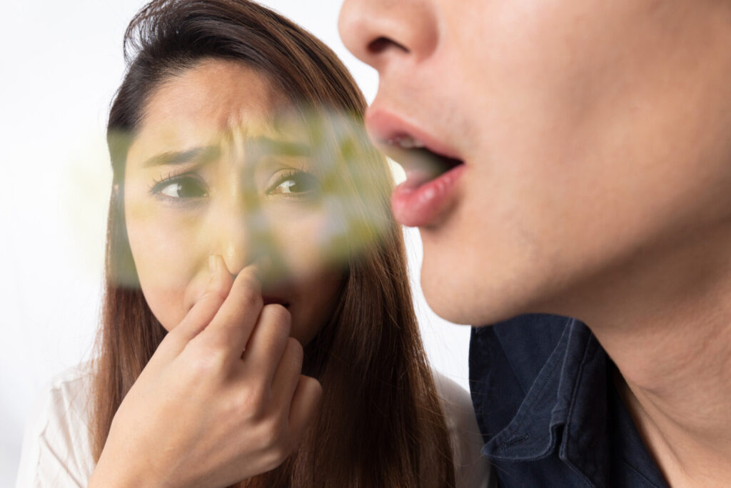 Çfarë ndodh në gojën tuaj gjatë natës? E vërteta pas erës së rëndë në mëngjes