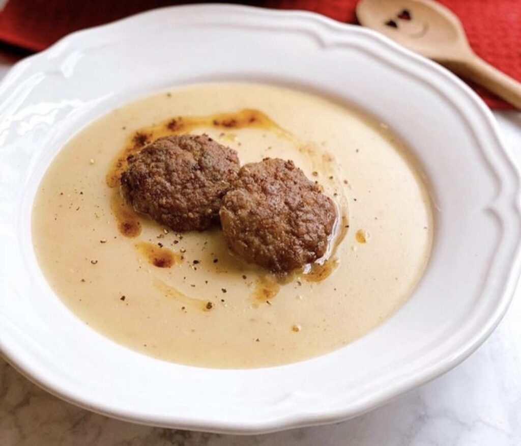 Qofte me lëng, një recetë e thjeshtë që lumturon tryezën familjare. Provojeni!