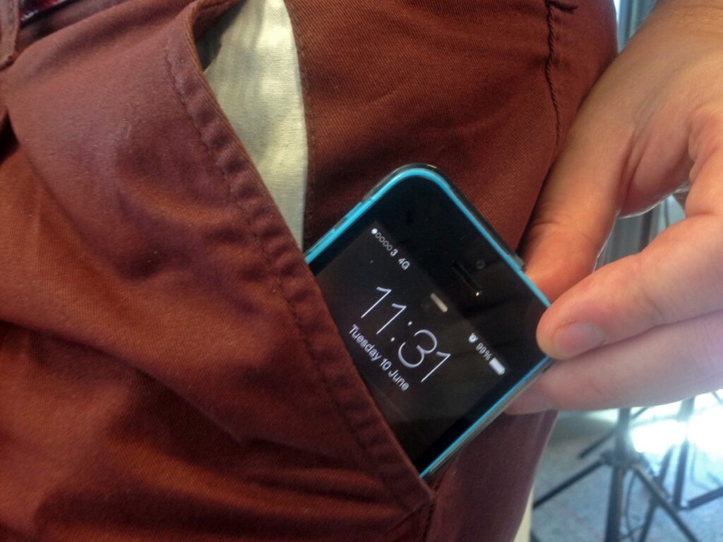 A po ju përgjon telefoni edhe kur e mbani në xhep? Ja e vërteta